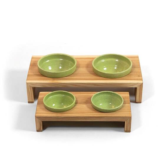 Futterbar für Hunde aus Holz und Keramik, maigrün