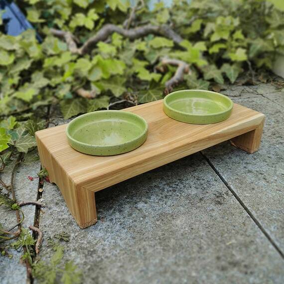 Futterbar für Hunde aus Holz und Keramik, maigrün