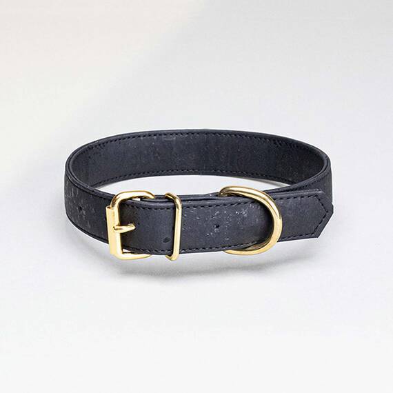 Halsband aus Korkleder, verstellbar • João Dark Glow • schwarz mit Messing