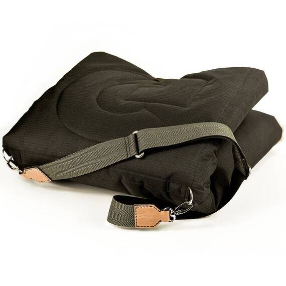 Kuschelige Reisedecke für den Hund mit Gurt FANNY • schwarz