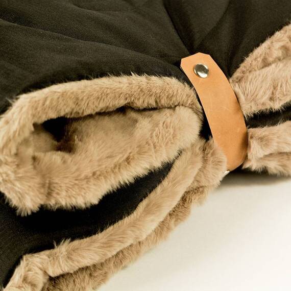 Kuschelige Reisedecke für den Hund mit Gurt FANNY • schwarz