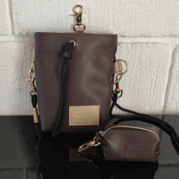 Leckerlibeutel Kunstleder dunkelbraun mit Umhängegurt • BROWN & GOLD