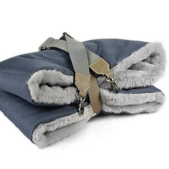 Kuschelige Reisedecke für den Hund mit Gurt FANNY • grau