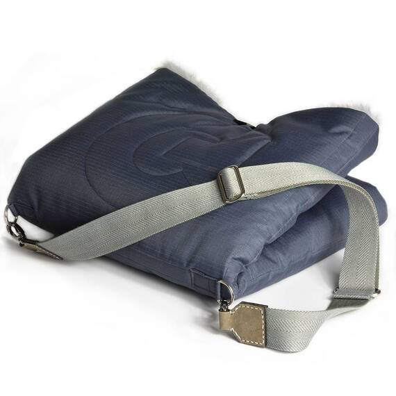 Kuschelige Reisedecke für den Hund mit Gurt FANNY • grau