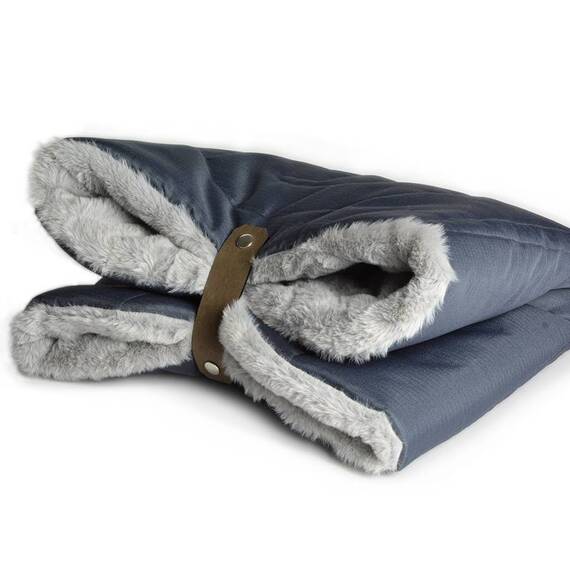 Kuschelige Reisedecke für den Hund mit Gurt FANNY • grau