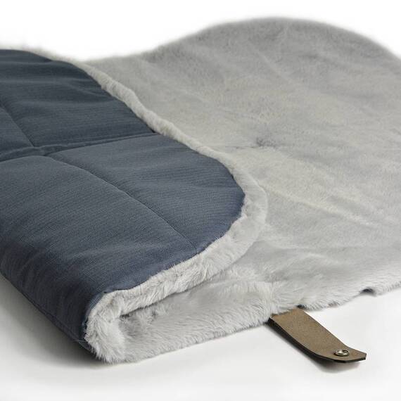 Kuschelige Reisedecke für den Hund mit Gurt FANNY • grau