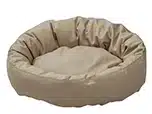 Ein fluffiges Hundebett mit Bezug aus Baumwolle in beige.