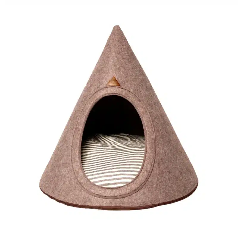 kegelförmiges Tipi mit rundem Eingang für Hunde. Aus hellbraunem Wollfilz mit Einlegekissen mit gestreiftem Baumwoll-Bezug