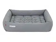 Hundebett mit umlaufendem flachem Rand und abgesteppter Liegefläche, Baumwollbezug in hellgrau.