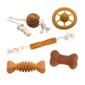 Verschiedene Hundespielzeuge aus der PURE NATURE Serie von Wolters. Aus braunem Naturkautschuk, verschiedene Modelle, teils mit Baumwolltau zum zerren.