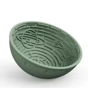 Halbkugelförmige Schale aus Silikon, auf der Innenseite ein Relief mit Weltraum-Motiv. Beim Auslecken der Zwischenräume schwingt und rollt die Schale, der Hund ist längere Zeit beschäftigt und abgelenkt.