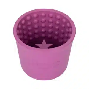 Violetter Becher aus Naturkautschuk mit Noppenrelief auf der Innenseite und erhabenem Stern am Boden.
