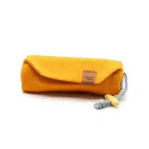 Kleiner Futterdummy für Hunde in gelb (Tasche in zylindrischer Form mit Kordel zum Anfassen und Werfen sowie einer breiten Lasche, die den darunter liegenden Reißverschluss schützt).