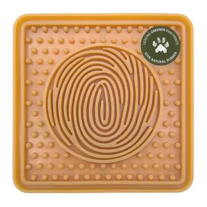 flache, quadratische Matte aus braunem Naturkautschuk. In der Mitte befindet sich ein Relief, das an einen Fingerabdruck erinnert, darum Noppen