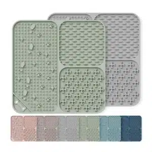 Einfache Schleckmatte, in Pastellfarben, unterteilt in drei Felder mit flachen Reliefs. 
