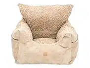 Kuscheliges Auto-Hundebett für kleine Hunde. Außen Wildleder-Imitat, innen Fellimitat, beige.