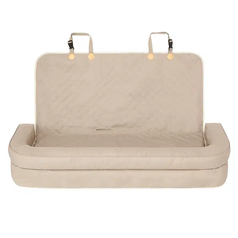 Rücksitz-Hundebett mit erhöhtem Rand an der Vorderkante. Zum Einhängen an den Kopfstützen. Beige.