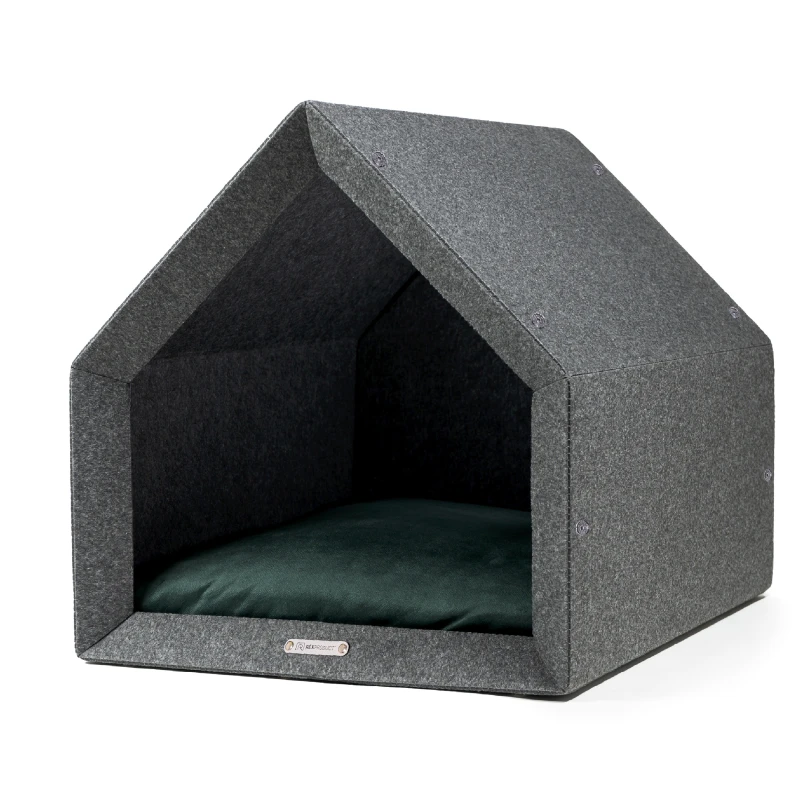 Indoor Hundehütte in archaischer Form, hergestellt aus recycelten PET-Flaschen. Dunkelgrau mit dunkelgrünem Einlegekissen