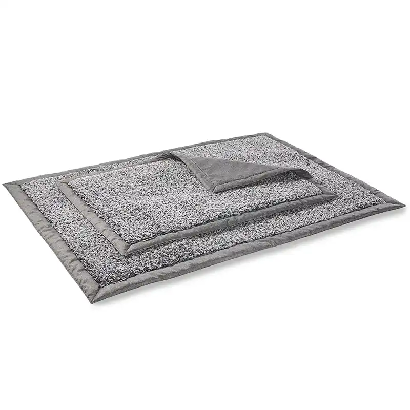 graue Wendedecke für Sofa mit einer kuscheligen und einer glatten Seite