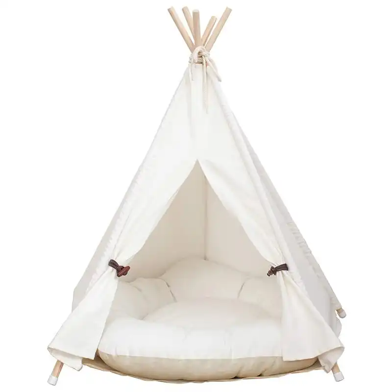 Traumhaftes Hunde-Tipi mit Einlegekissen aus weißem Baumwollstoff und Holzstangen