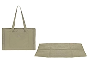 Hundematte, die zusammengelegt als Tasche verwendet werden kann, in salbengrün. Von Palopa Pet