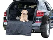 Das Bild zeigt einen Golden Retriever, der artig im geöffneten Kofferraum eines SUV wartet. Der Kofferraum ist mit einer robusten, abgesteppten Hundedecke aus Oxfordgewebe ausgekleidet, die auch alle Seiten und die Stoßstange bedeckt.