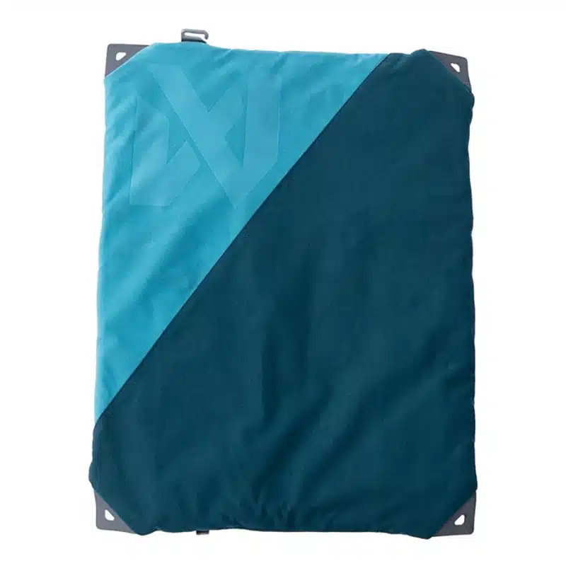 Camping Hundematte von Non-Stop Dogwear aus robustem RipStop Gewebe in Türkis und Petrol. Verstärkte Ecken zum Befestigen des Kissens am Boden (mittels Heringen). Isolierend gegen Kälte, wasserfest.